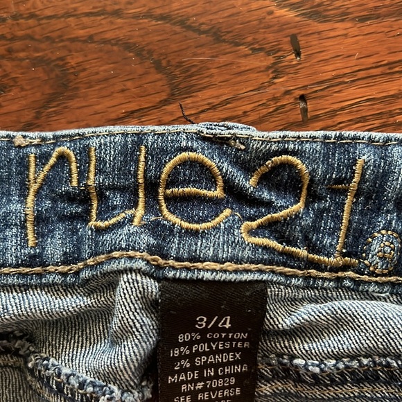 Distressed Jean Capri- Size 3/4 - Picture 2 of 3